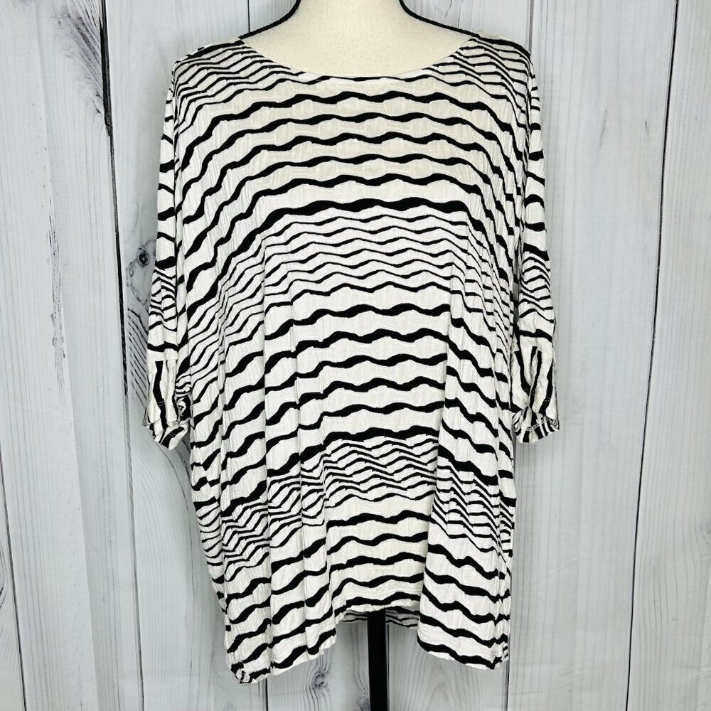 Chico’s Black / Ivory Textured Wavy Striped Top Size 3 (XL) Rayon Short-Sleeve